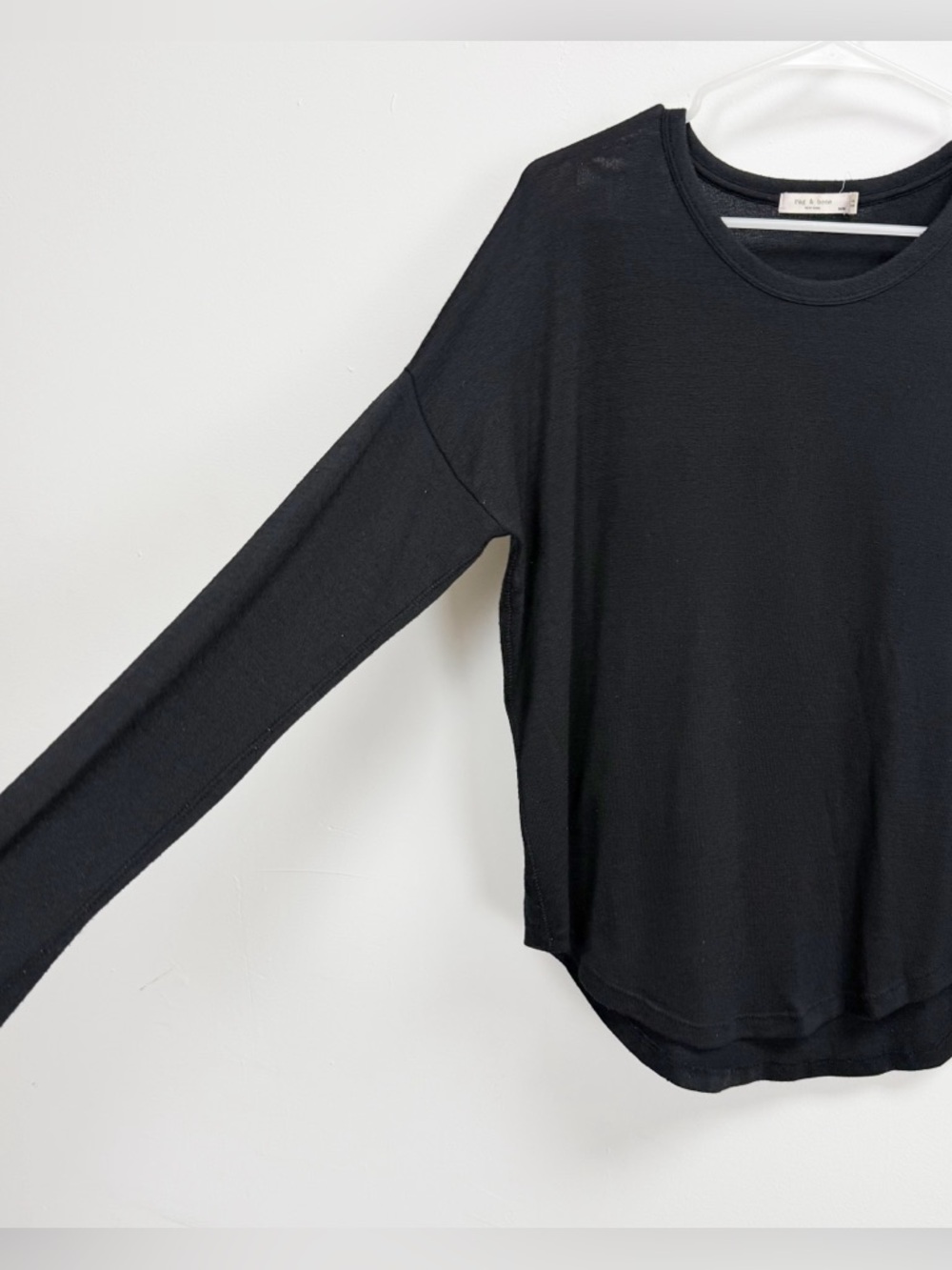 Rag & Bone Relaxed Long Sleeve Knit Top Womens Medium Black Curved Baseball Hem - Picture 2 of 10